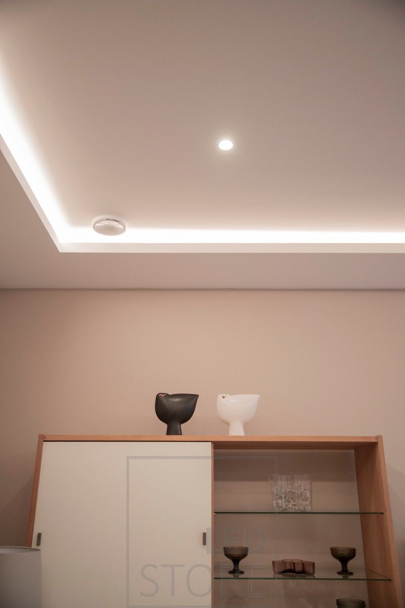 I vardagsrummet runda spotlights som downlights och ett indirekt stämningsljus i form av en LED-remsa i en downlight-clips. Ledstore.fi